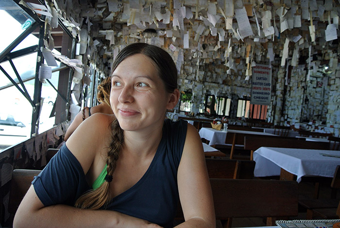 Nach der Wanderung... Besuch im ältestens Inselrestaurant... Die Zettel sind Botschaften der Besucher, die seit 1958 hier aufgehängt werden...